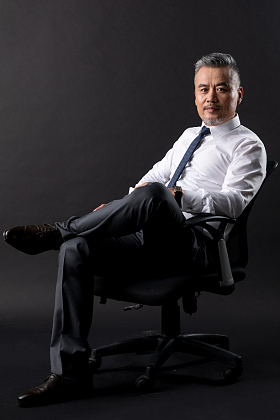 坐在椅子上的成功商务男士图片
