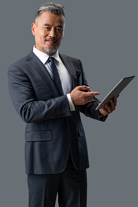 商务中老年男士拿着平板电脑照片