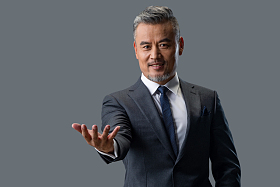 伸手的商务中老年男士肖像