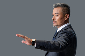 伸手的商务男士侧面