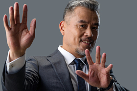 伸手的商务男士