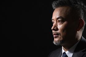 严肃的商务中老年男士图片