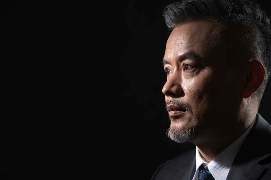 严肃的商务中老年男士图片