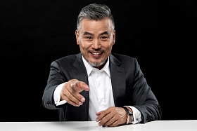 伸手指的成熟商务男士