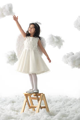 站在梯子上玩耍的小天使