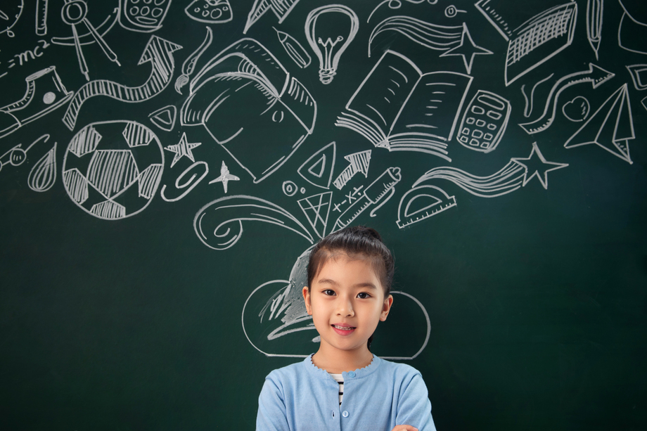 站着黑板前的小学女生图片 站着黑板前的小学女生图片