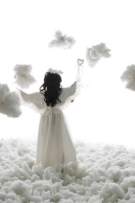 天使装扮的小女孩背影