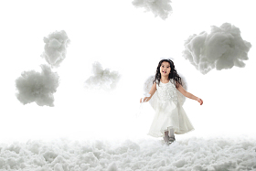 天使装扮的快乐小女孩