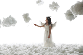 天使装扮的快乐小女孩