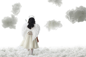 天使装扮的小女孩背影图片