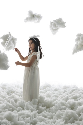 拿着魔法棒的快乐小天使