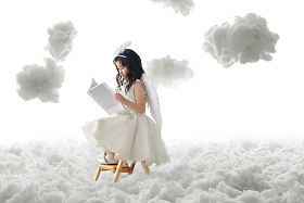 坐在梯子上看书的小天使图片