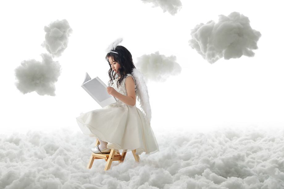 坐在梯子上看书的小天使图片 坐在梯子上看书的小天使图片