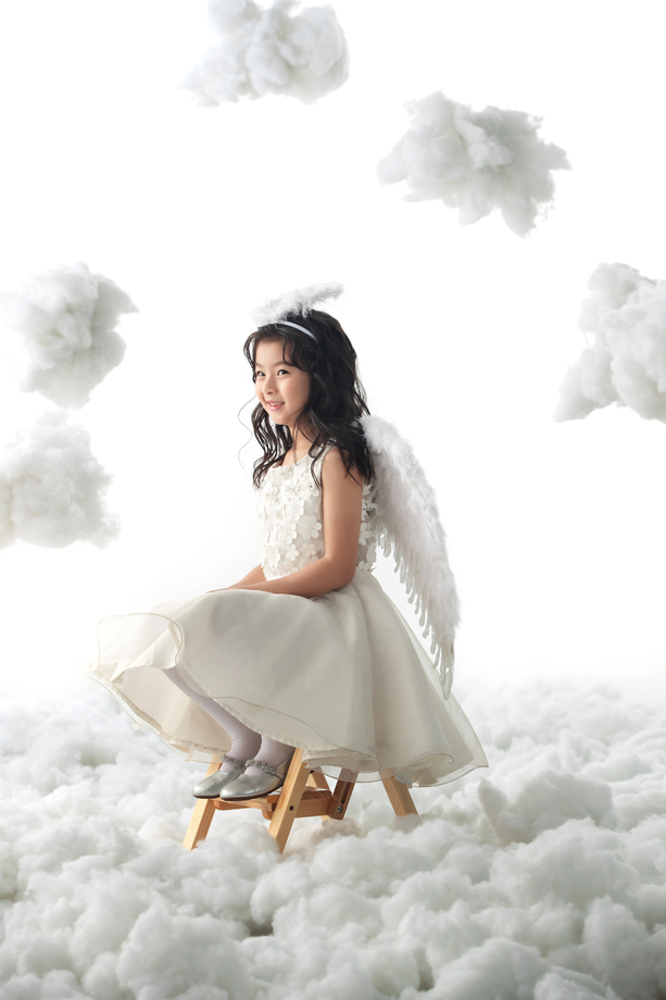 坐着玩耍的快乐小天使图片 坐着玩耍的快乐小天使图片