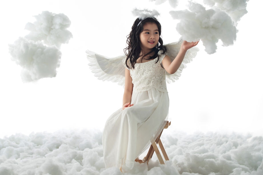 坐着玩耍的快乐小天使 坐着玩耍的快乐小天使