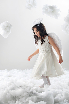 快乐的小天使玩耍