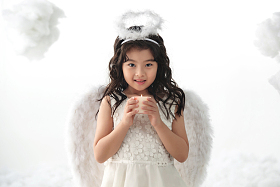 拿着蜡烛的快乐小天使图片