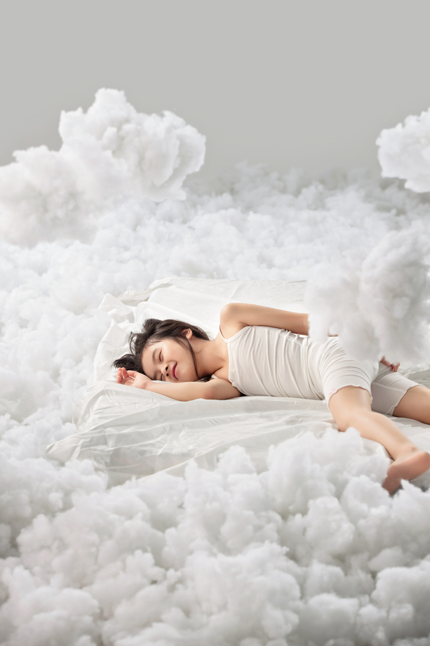 可爱的小女孩躺在云朵上照片 可爱的小女孩躺在云朵上照片