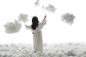 天使装扮的小女孩背影