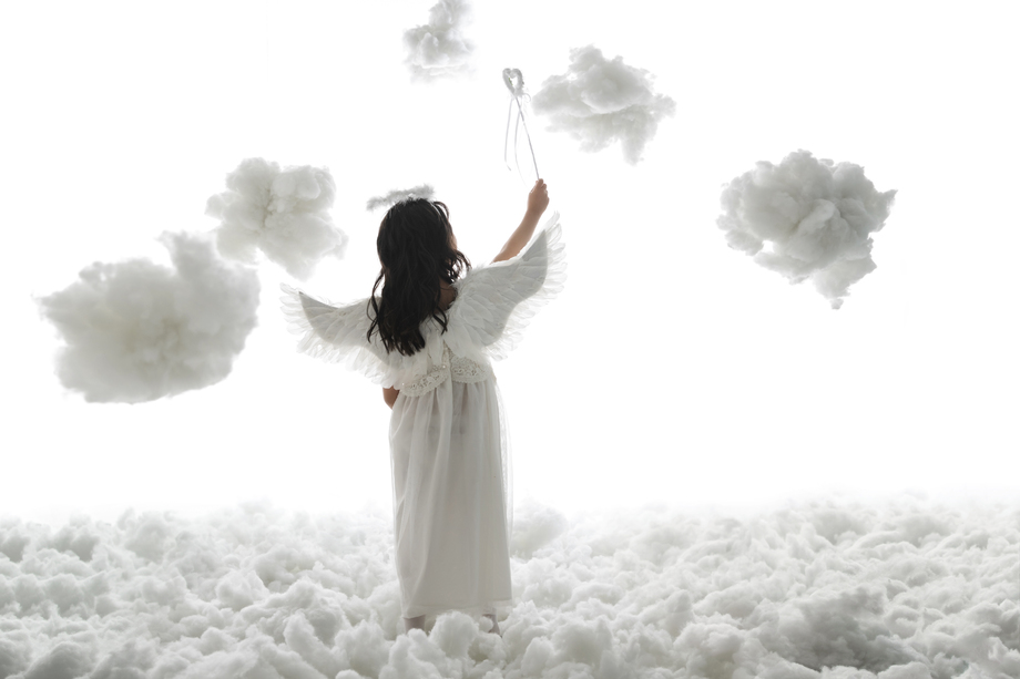 天使装扮的小女孩背影 天使装扮的小女孩背影