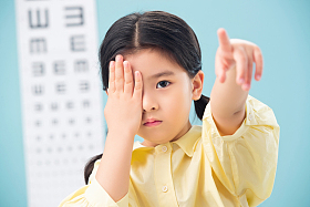 小女孩测视力