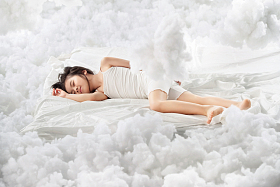 可爱的小女孩躺在云朵上图片