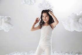 可爱的小女孩玩耍照片