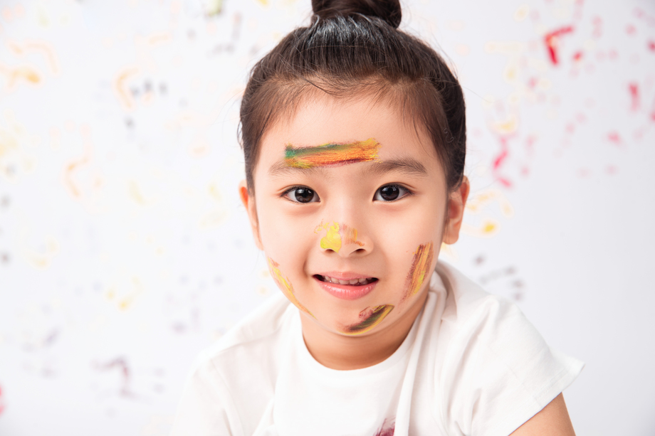 脸上涂满颜料的小女孩图片