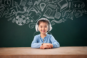 坐在黑板前上课的小学女生