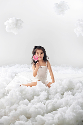 拿着棒棒糖的可爱小女孩