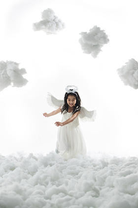 快乐的小天使玩耍照片