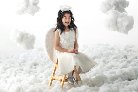 坐着玩耍的快乐小天使