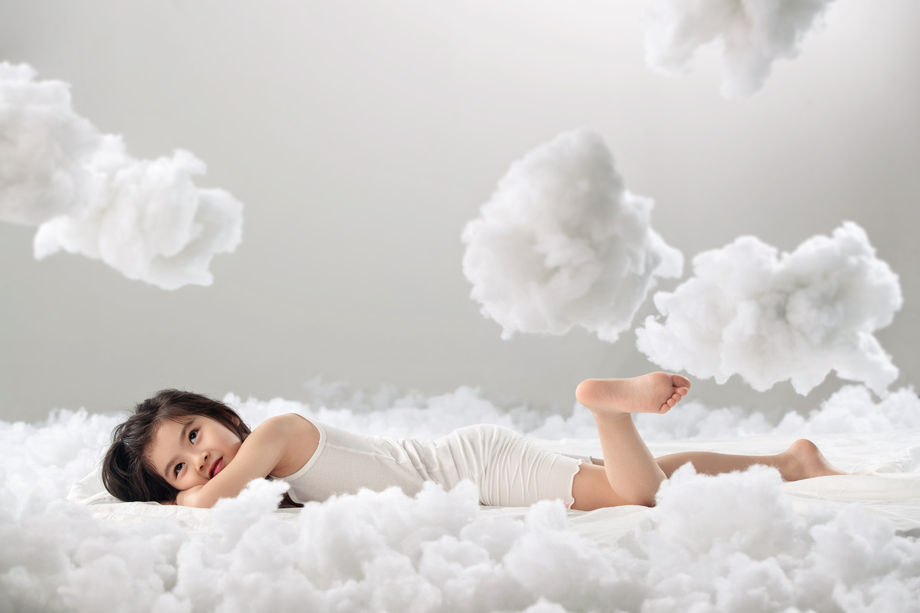 可爱的小女孩躺在云朵上 可爱的小女孩躺在云朵上