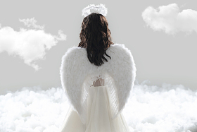 天使装扮的小女孩玩耍