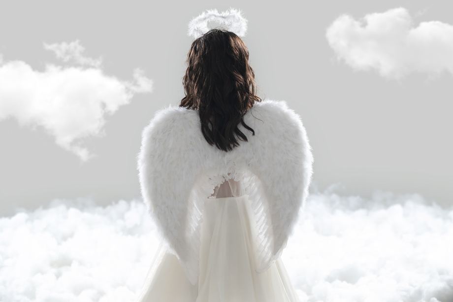 天使装扮的小女孩玩耍 天使装扮的小女孩玩耍