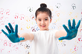 手上涂满颜料的小女孩