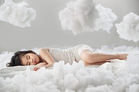 可爱的小女孩躺在云朵上图片