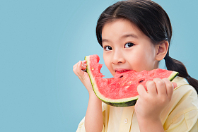 小女孩吃西瓜