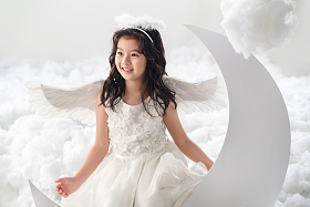 坐在月亮上的快乐小天使