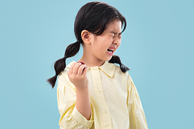 吃水果的小女孩图片