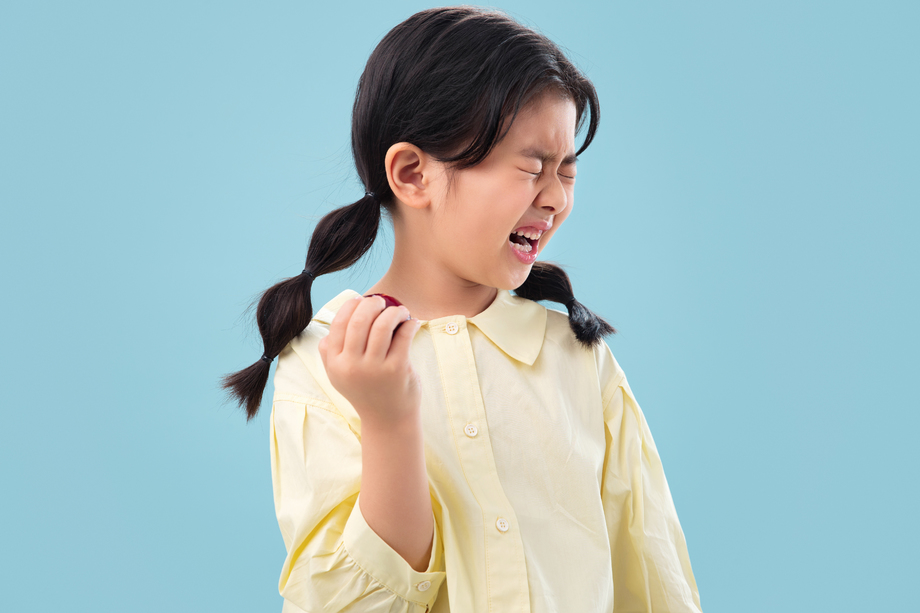 吃水果的小女孩图片 吃水果的小女孩图片