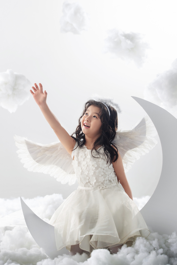 坐在月亮上的快乐小天使 坐在月亮上的快乐小天使