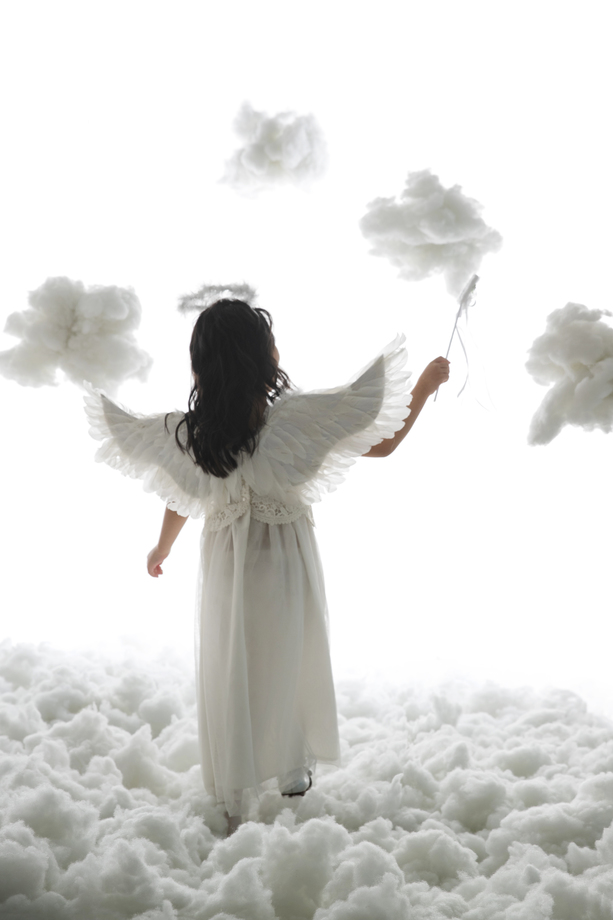 天使装扮的小女孩背影 天使装扮的小女孩背影