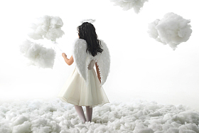 天使装扮的小女孩玩耍