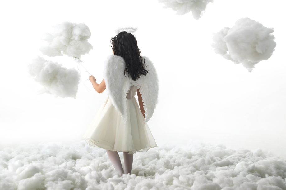 天使装扮的小女孩玩耍 天使装扮的小女孩玩耍