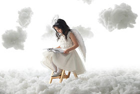 坐在梯子上看书的小天使图片