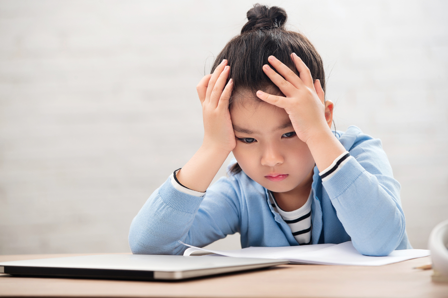 疲惫的小学女生 疲惫的小学女生