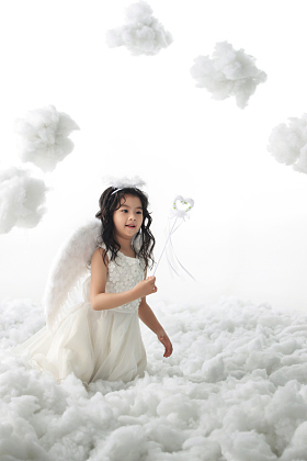 拿着魔法棒的快乐小天使