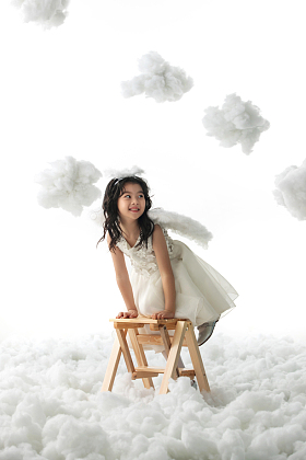 爬上梯子玩耍的小天使图片