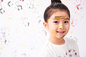 脸上涂满颜料的小女孩